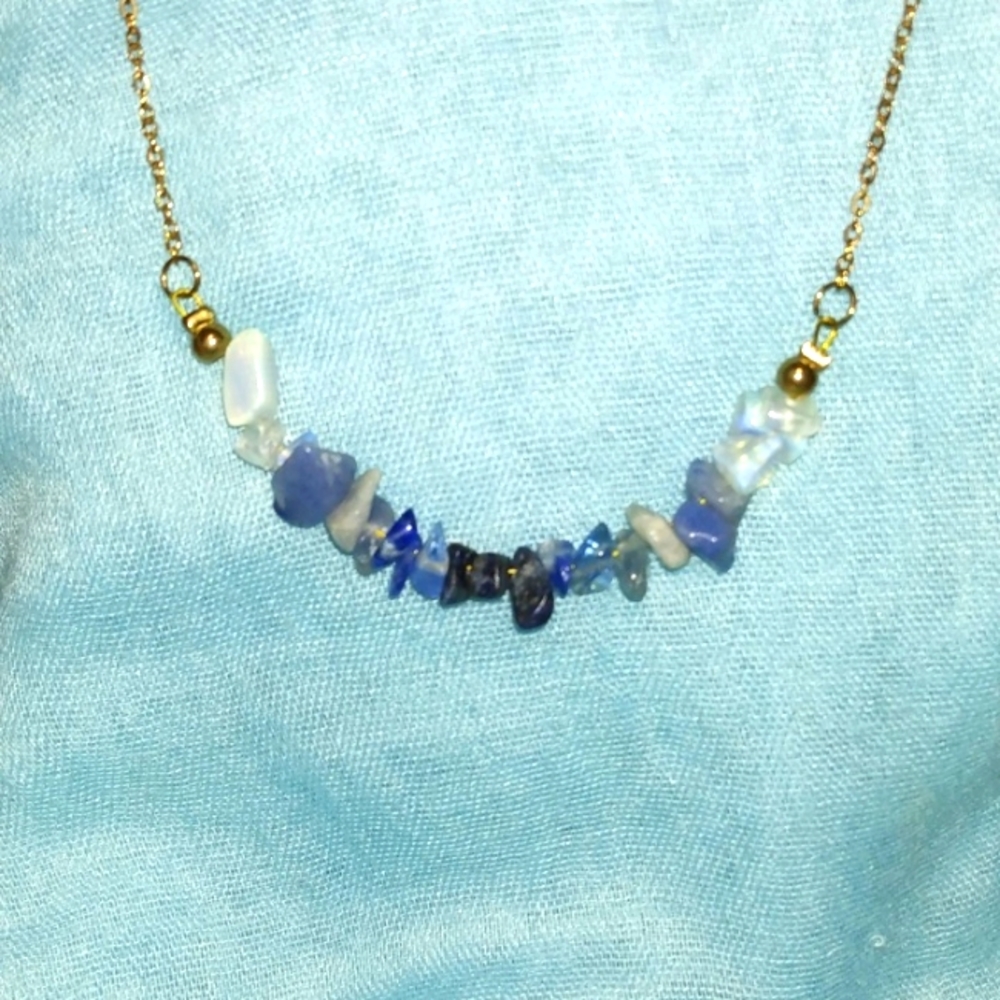3-8-19 beautiful stones on a brassy goldtone necklace great condition